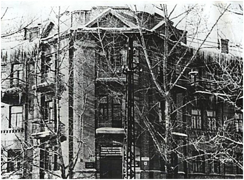 В 1939 году в этом здании разместился Саратовский военно-медицнский факультет.jpg