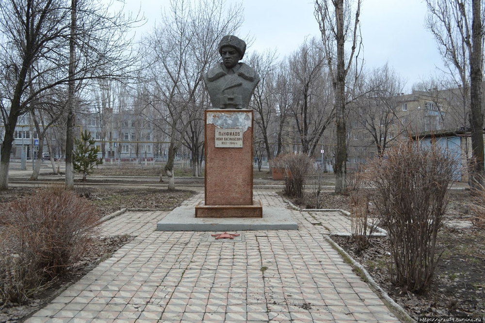 Памятник в Саратове на территории школы №64.jpg