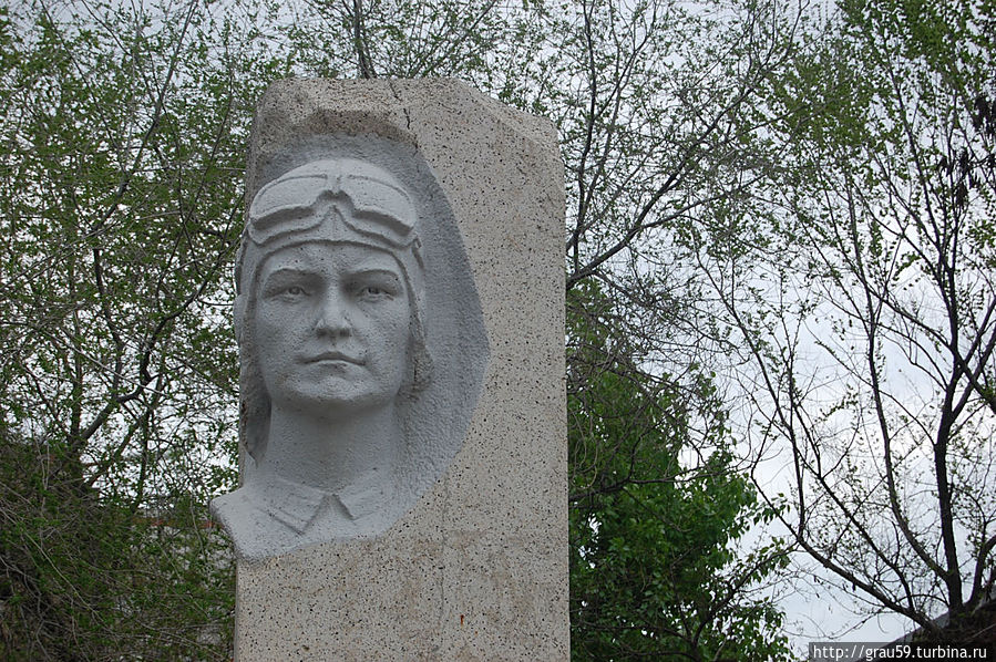 Памятник Валерии Хомяковой.jpg