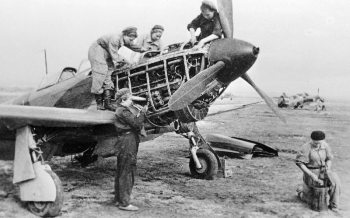 Женский техперсонал 586-го авиаполка под Сталинградом_сентябрь 1942.jpeg