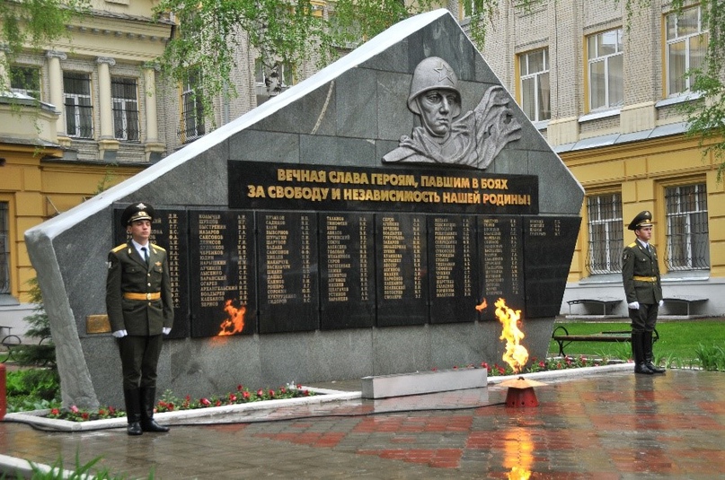 Памятник на территории университетского комплекса.jpeg