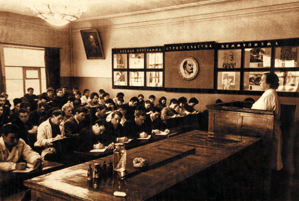 Ронжина Г.И. Профессор Ронжина читает лекцию по паразитологии.jpg