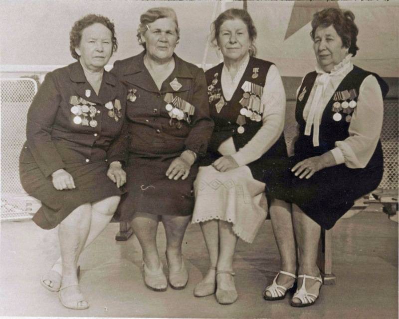 Женский экипаж тральщика.jpg