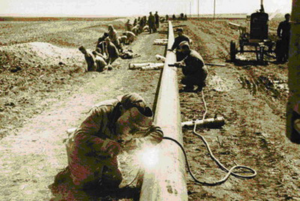 Строительство газопровода во время войны.jpg Строительство газопровода во время войны.jpg