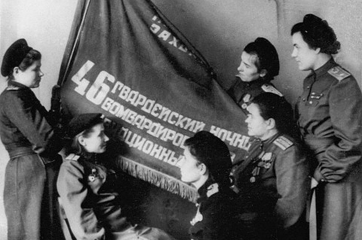 Ночные ведьмы_у знамени.jpg