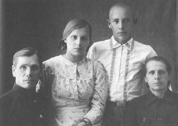 Дрягина сродителями и братом Виктором.jpg