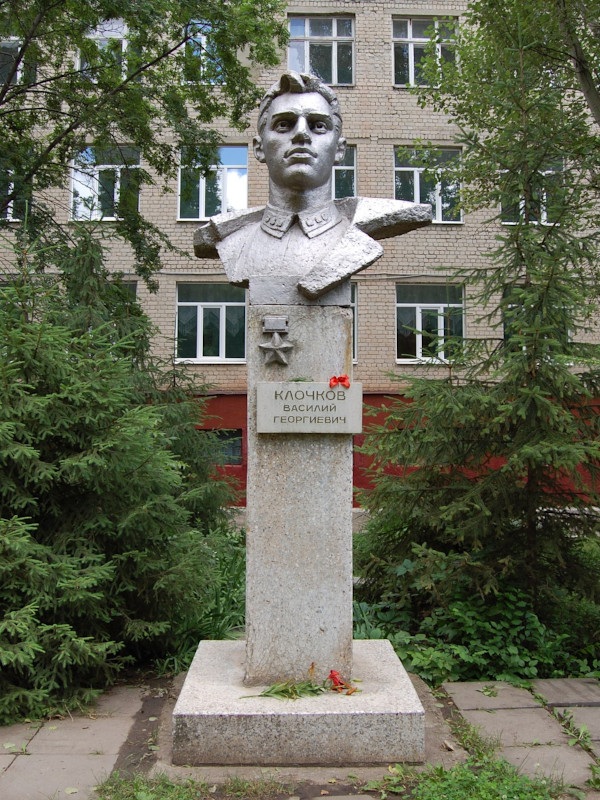 Клочков_бюст на территории школы №97.jpg