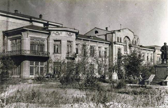 Здание факультетской клиники СМИ_1944 год.jpg
