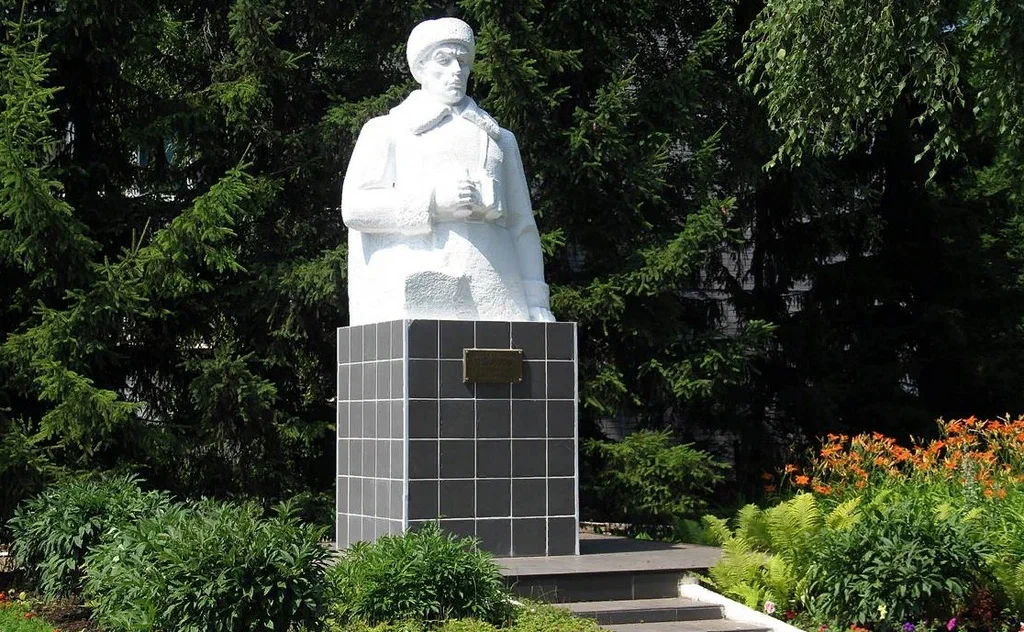 Бюст Панфилову в Петровске.jpg