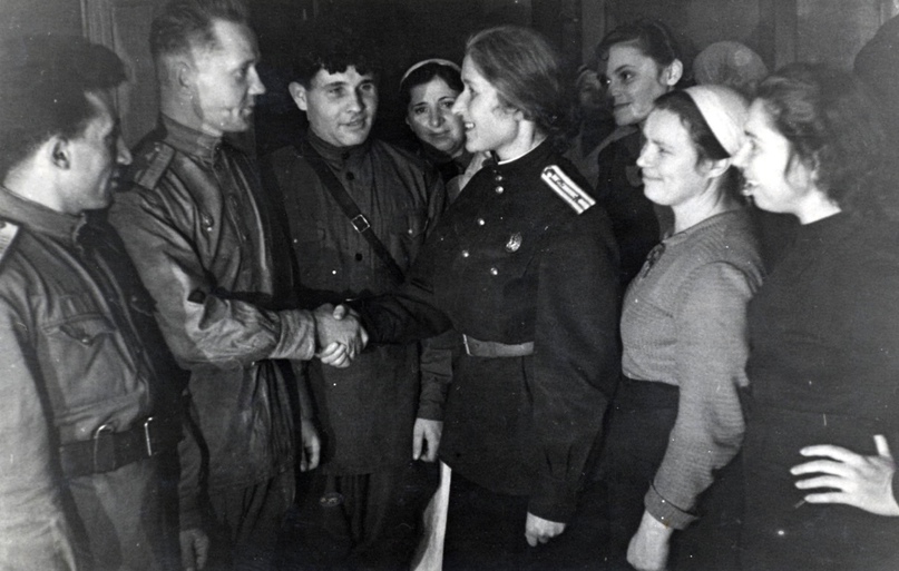 Начальник госпиталя №3287 Давидсон С.Б. провожает вылеченных бойцов на фронт _1943.jpeg