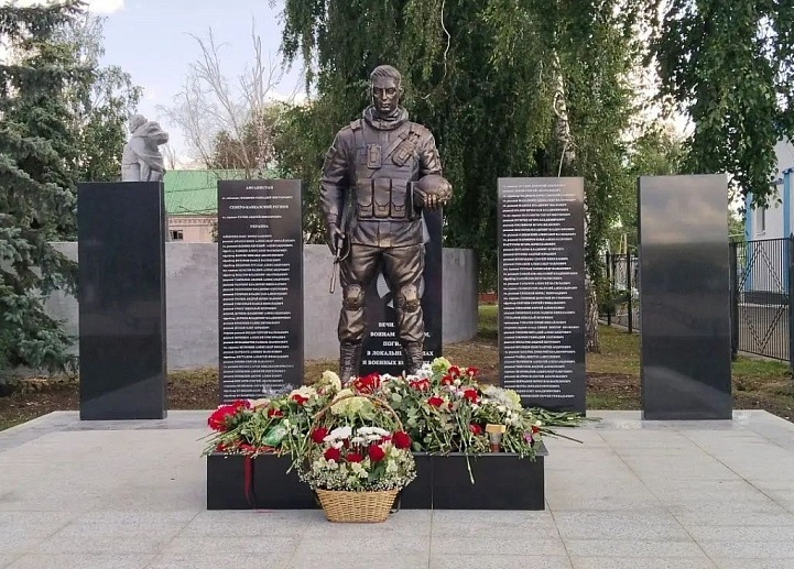 В Новобурасском районе торжественно открыт мемориальный комплекс 
